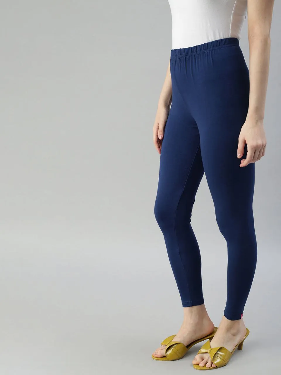 Appealing Indigo Colored Stretchable Cotton Fabric Leggings For Women