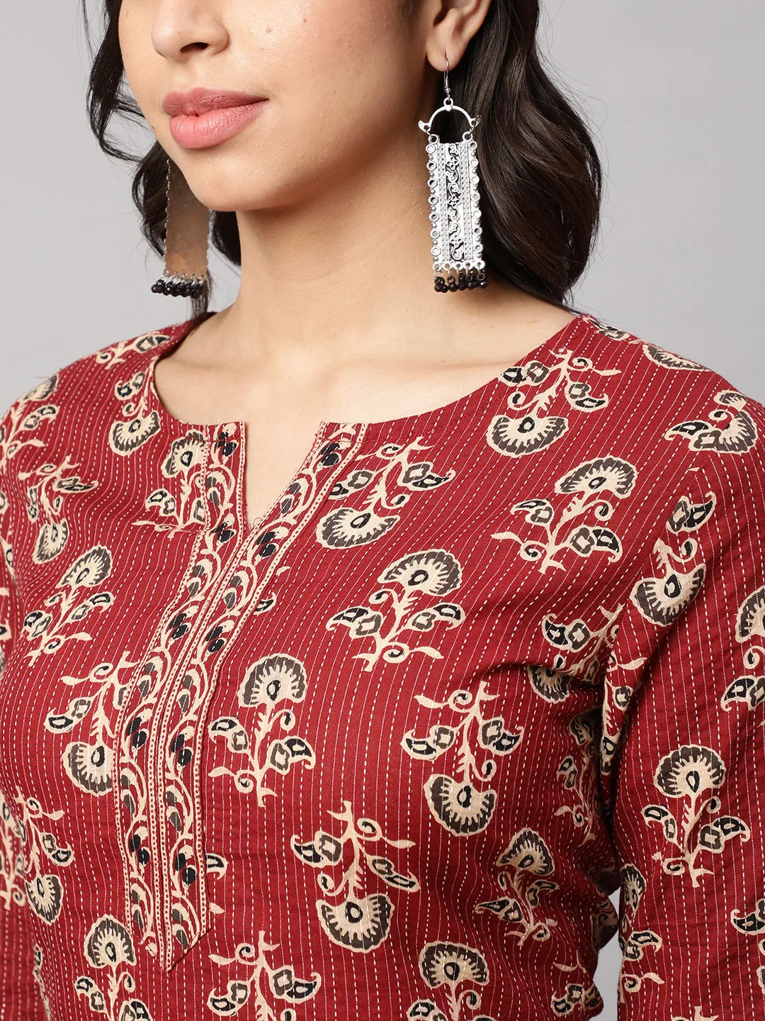 Women Maroon Straight Tunic With Three Quaretr Sleeves