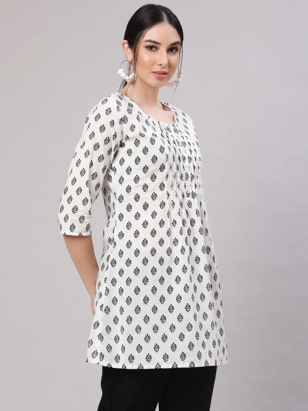 Women White Printed Straight Tunic With Three Quaretr Sleeves